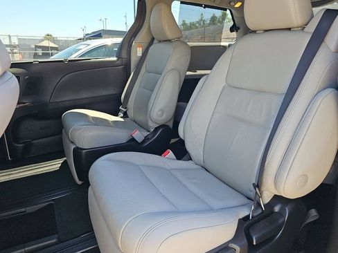Used 2018 Toyota Sienna Limited w/ Carpet Mat Package FWD image 7