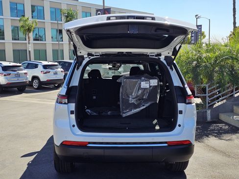 New 2025 Jeep Grand Cherokee L Laredo image 7