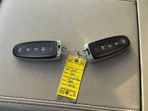 Used 2015 Ford Expedition Limited w/ Equipment Group 301A AWD/4WD image 21