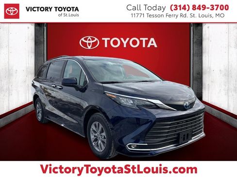 Used 2024 Toyota Sienna XLE image 1