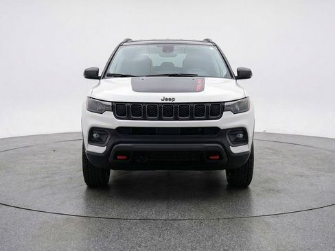 Used 2025 Jeep Compass Trailhawk AWD/4WD image 2
