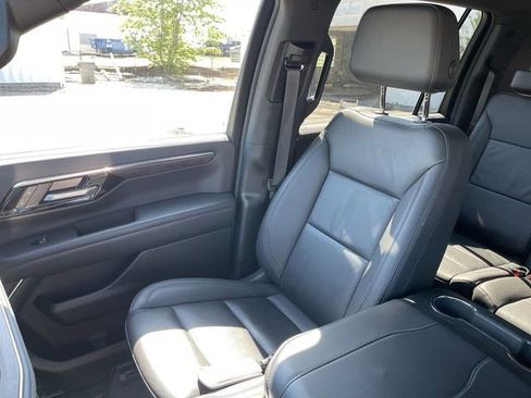Used 2025 Chevrolet Suburban Z71 AWD/4WD image 25
