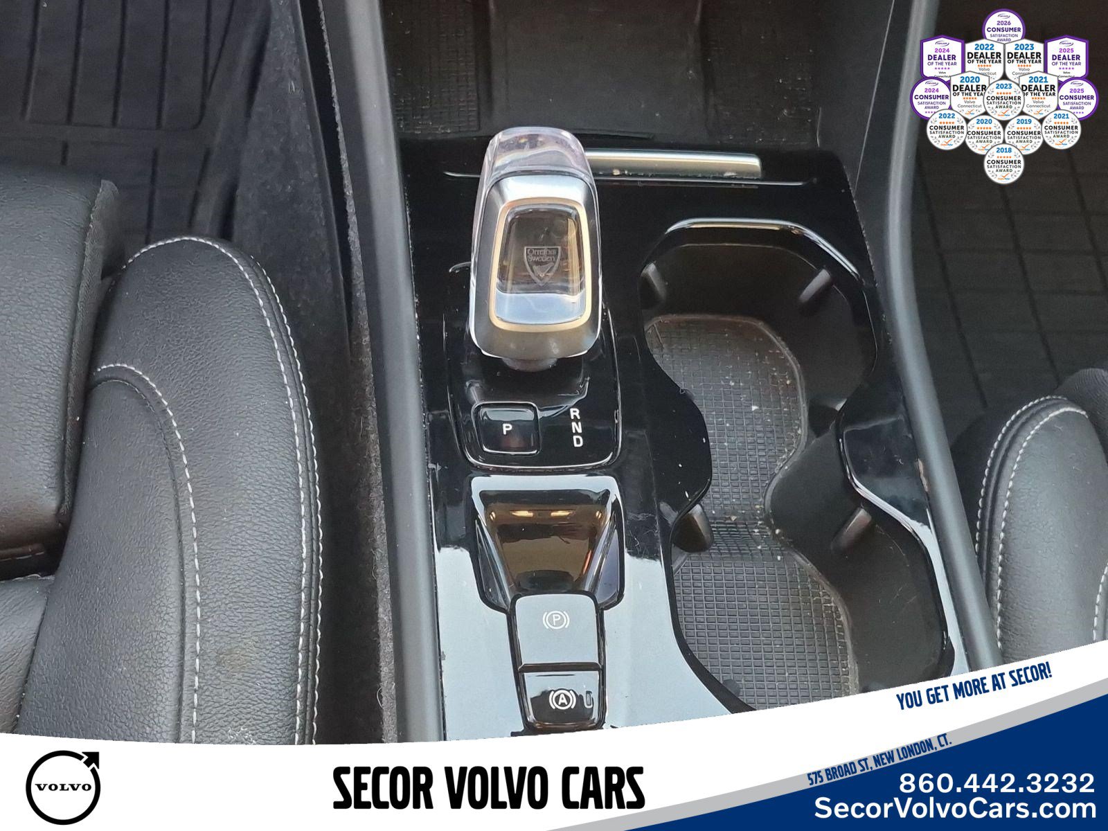 Used 2024 Volvo XC40 B5 Plus AWD/4WD image 13