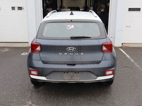 Used 2022 Hyundai Venue Limited image 9