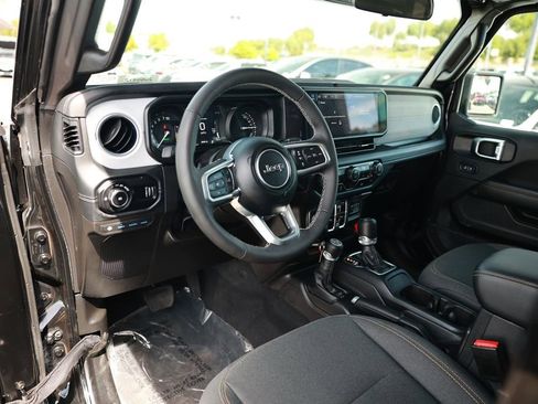 Used 2025 Jeep Wrangler Unlimited Sahara AWD/4WD image 17