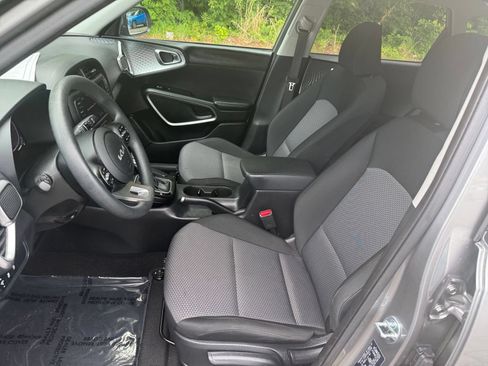 Used 2025 Kia Soul LX w/ LX Technology Package FWD image 34