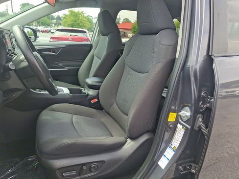 Used 2022 Toyota RAV4 XLE AWD/4WD image 13