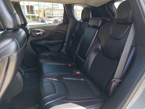 Used 2019 Jeep Cherokee Trailhawk w/ Cold Weather Group AWD/4WD image 13