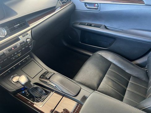 Used 2016 Lexus ES 350 w/ Luxury Package w/Wood Trim image 26