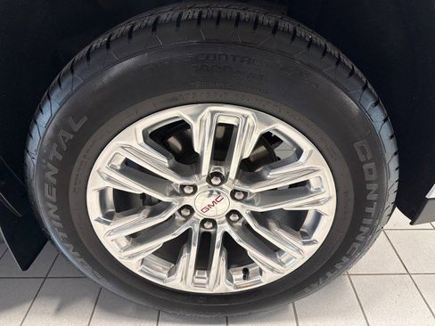 Used 2024 GMC Yukon SLT w/ SLT Luxury Package image 9