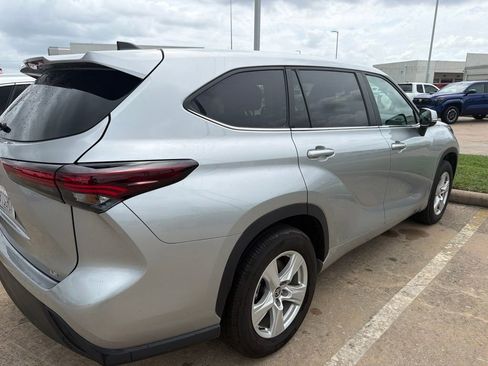 Used 2025 Toyota Highlander LE FWD image 5