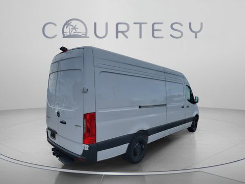 Used 2025 Mercedes-Benz Sprinter 2500 image 4