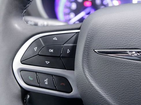 Used 2025 Chrysler Pacifica Select FWD image 28