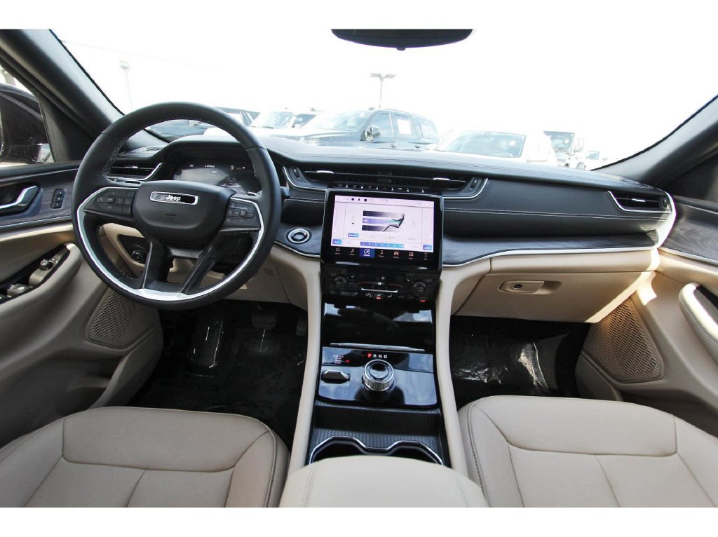 Used 2024 Jeep Grand Cherokee Limited AWD/4WD image 9
