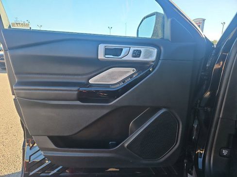 Used 2022 Ford Explorer Platinum w/ Equipment Group 601A image 9