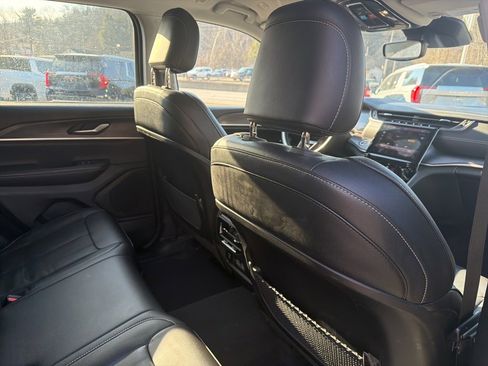 Used 2023 Jeep Grand Cherokee Limited w/ Black Appearance Package image 13