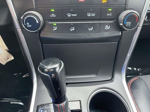 Used 2016 Toyota Camry SE image 38