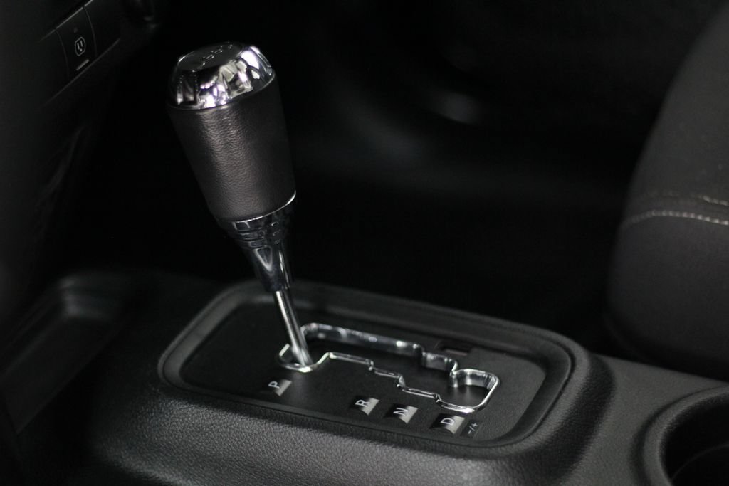 Used 2018 Jeep Wrangler Unlimited Sahara AWD/4WD image 30