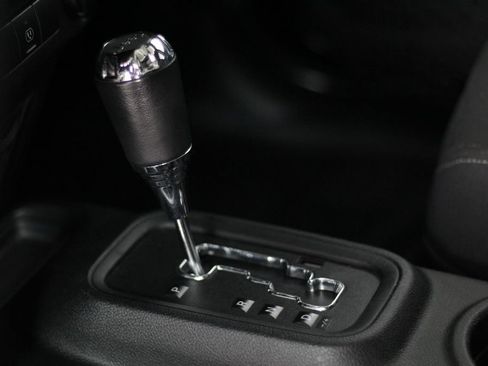 Used 2018 Jeep Wrangler Unlimited Sahara AWD/4WD image 30