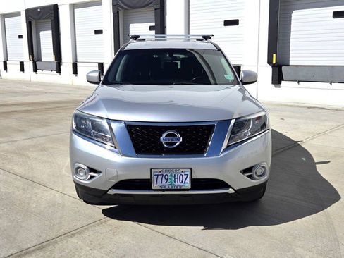 Used 2013 Nissan Pathfinder SV image 2
