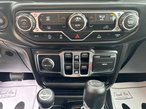 Used 2021 Jeep Wrangler Unlimited Sahara w/ Uconnect 4C Nav & Sound Group AWD/4WD image 17