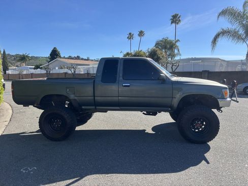 Used 1993 Toyota Pickup Deluxe image 3