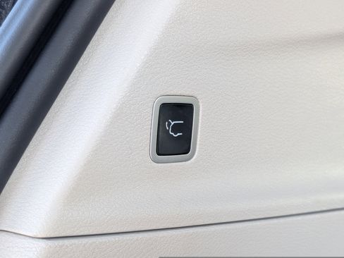 Used 2023 Chrysler Voyager LX image 43