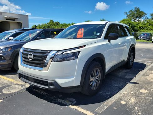 Used 2025 Nissan Pathfinder S FWD image 3