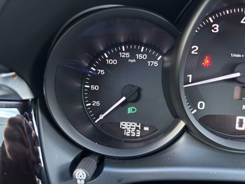 Certified 2023 Porsche Macan image 8