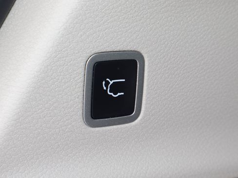 Used 2022 Chrysler Voyager LX FWD image 19