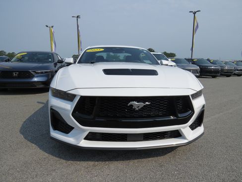Used 2025 Ford Mustang GT RWD image 4