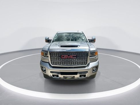 Used 2018 GMC Sierra 2500 Denali w/ Duramax Plus Package AWD/4WD image 3