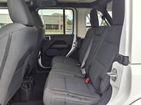 Used 2025 Jeep Wrangler Unlimited Sahara AWD/4WD image 18