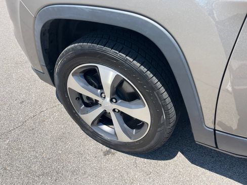 Used 2020 Jeep Cherokee Limited AWD/4WD image 9