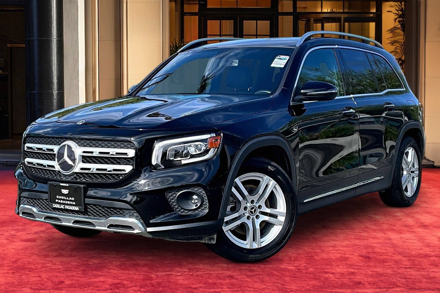 Used 2023 Mercedes-Benz GLB 250 4MATIC w/ Premium Package image 1