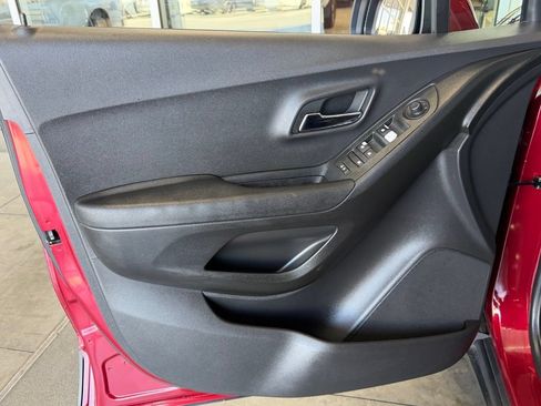 Used 2019 Chevrolet Trax LT w/ LT Convenience Package FWD image 17