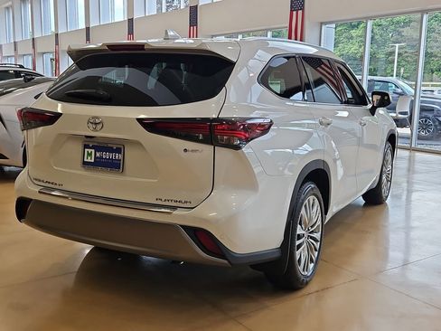 New 2026 Toyota Highlander Platinum AWD/4WD image 3