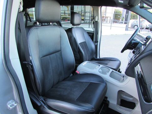 Used 2019 Dodge Grand Caravan SXT image 23