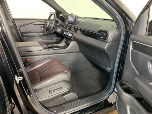 Used 2025 Honda Pilot Black Edition image 43