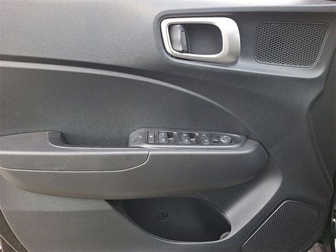 Used 2023 Hyundai Venue SEL image 13