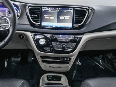 Used 2023 Chrysler Pacifica Touring-L image 14