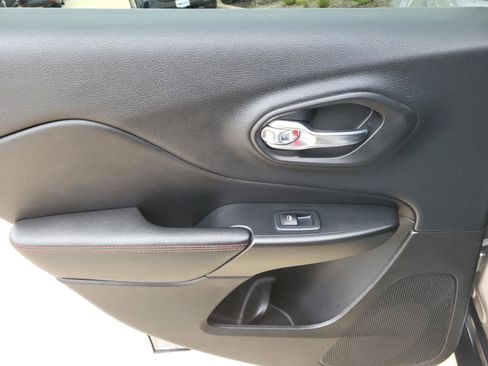 Used 2019 Jeep Cherokee Trailhawk AWD/4WD image 10