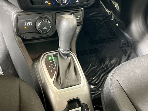 Used 2022 Jeep Renegade Latitude w/ Sun/Sound Group AWD/4WD image 17
