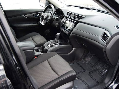 Used 2020 Nissan Rogue SV w/ Premium Package image 18