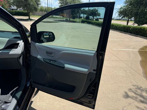 Used 2020 Toyota Sienna L image 15