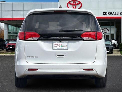 Used 2023 Chrysler Voyager LX image 5