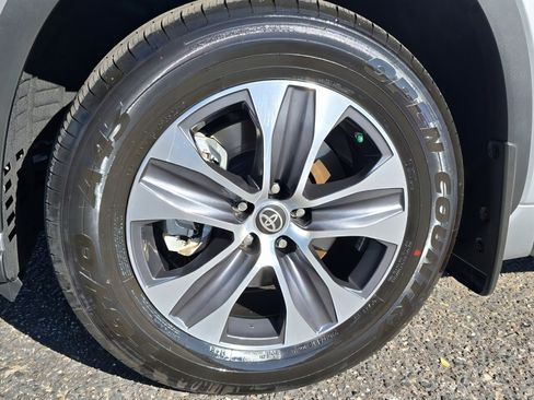 Used 2024 Toyota Highlander XLE image 30