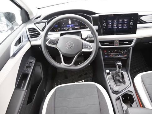 Used 2025 Volkswagen Taos SE w/ Panoramic Sunroof Package AWD/4WD image 17