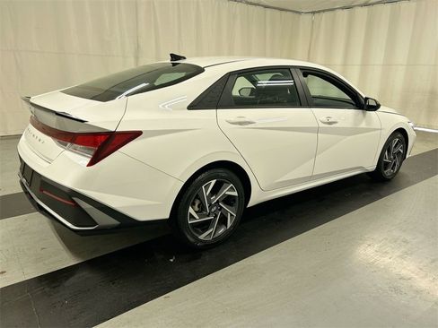 Used 2025 Hyundai Elantra Sport image 2
