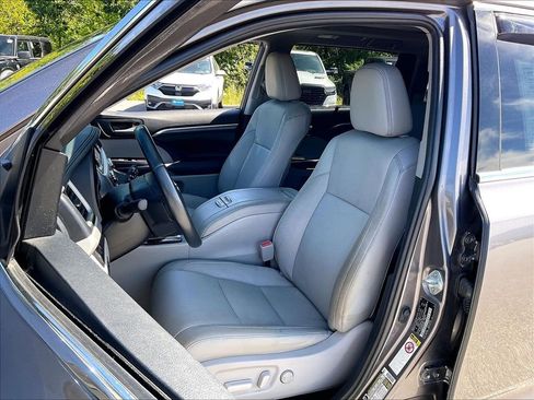 Used 2019 Toyota Highlander Limited Platinum AWD/4WD image 9